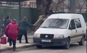 Во Львове «могилизаторы» скрутили мужчину на остановке, отбить его не удалось — видео